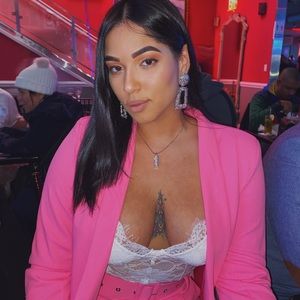 Meet your Posher, Cinthia